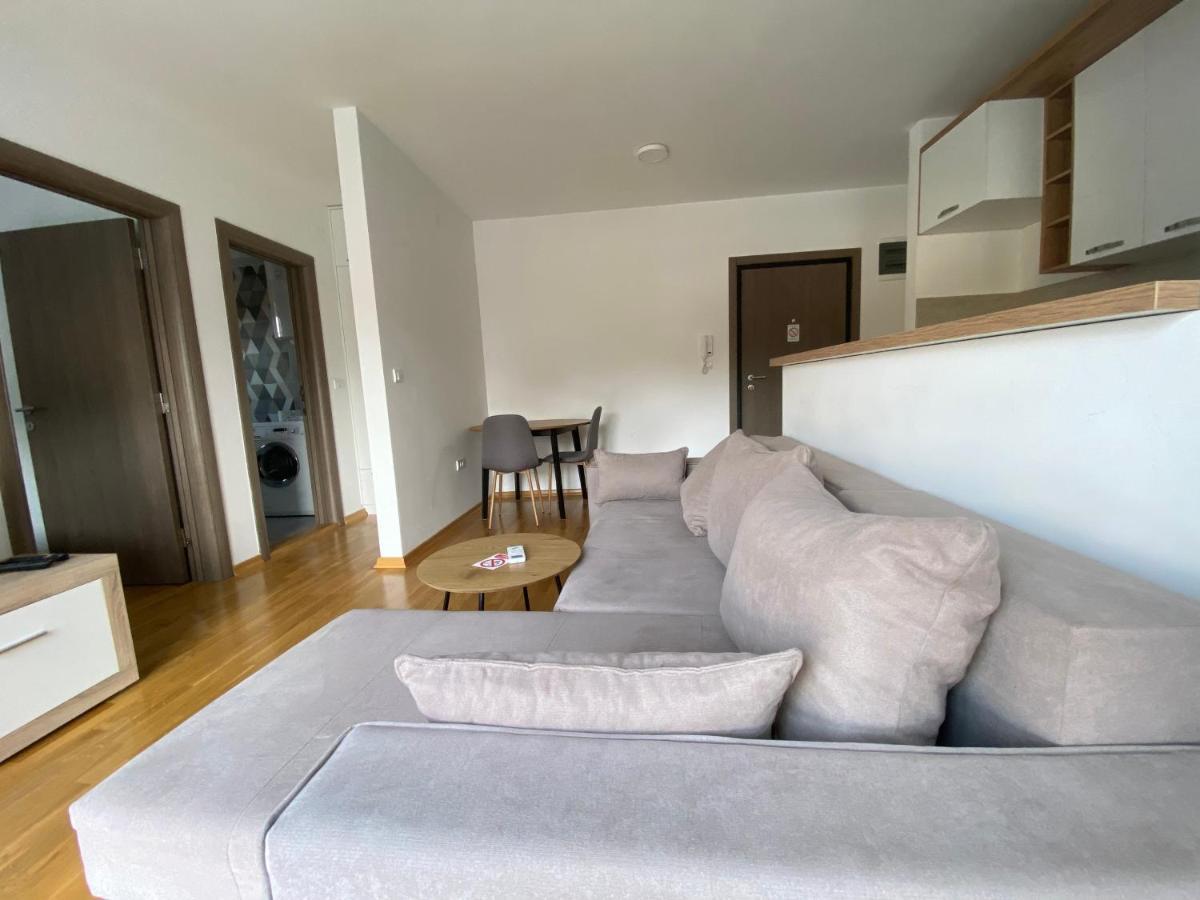 Cool Apartments With Free Parking Čačak Екстериор снимка
