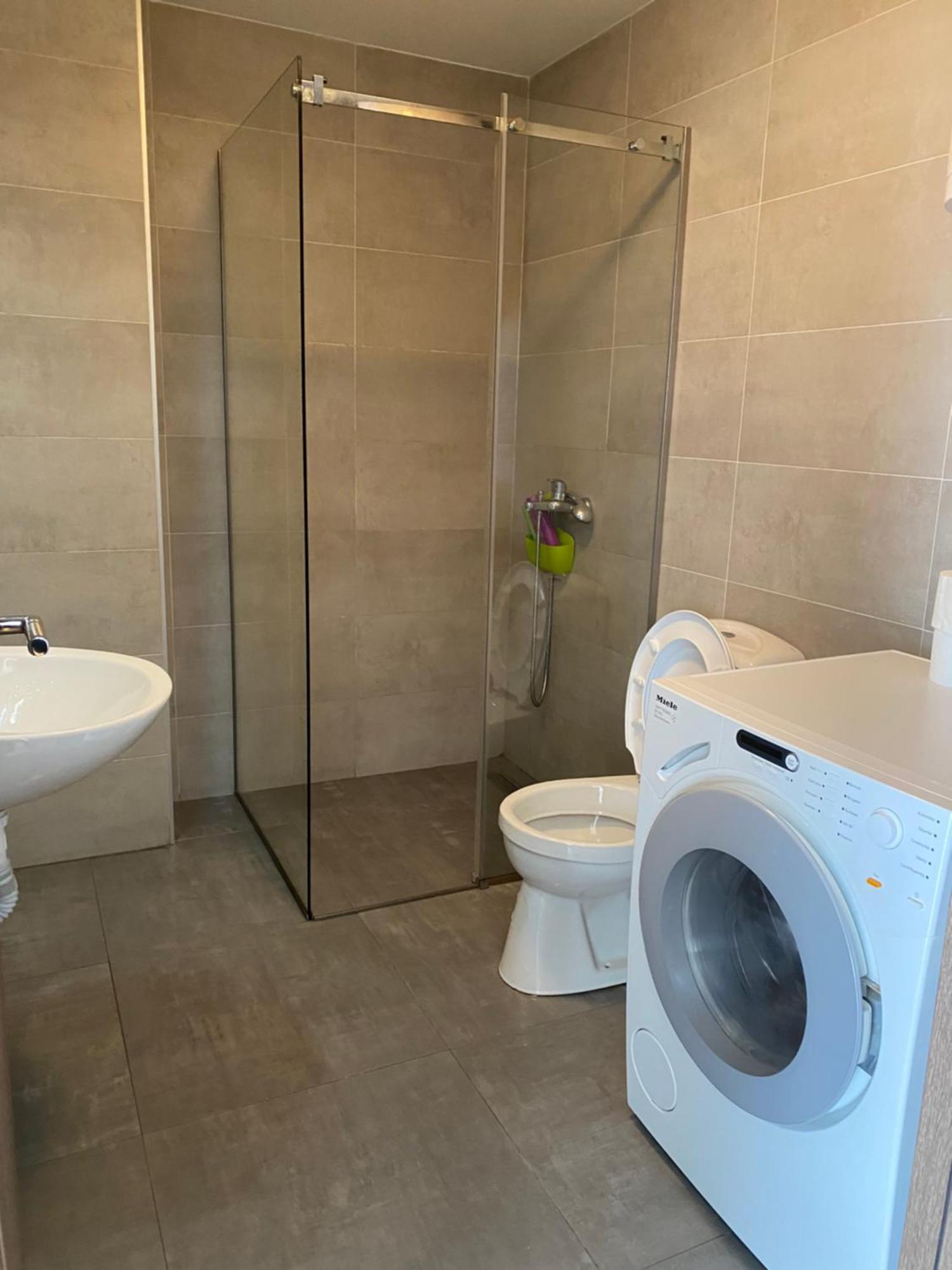 Cool Apartments With Free Parking Čačak Екстериор снимка