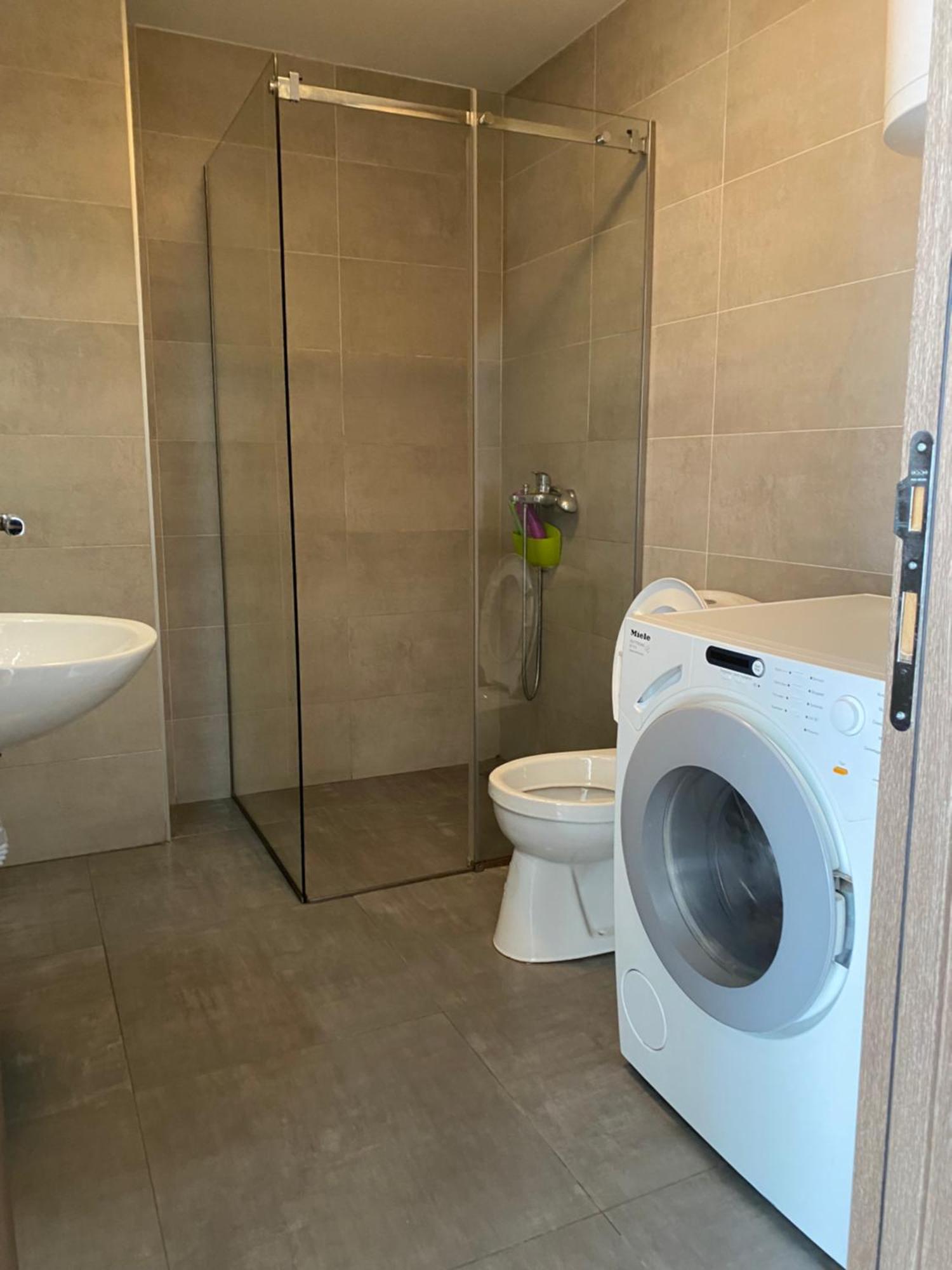 Cool Apartments With Free Parking Čačak Екстериор снимка