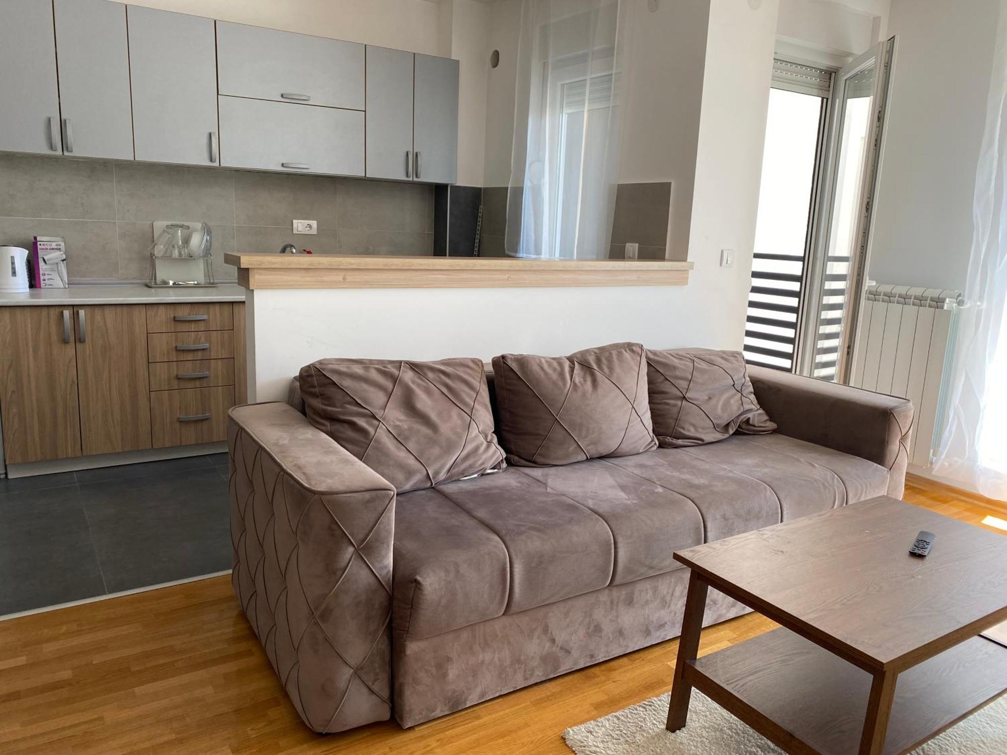 Cool Apartments With Free Parking Čačak Екстериор снимка
