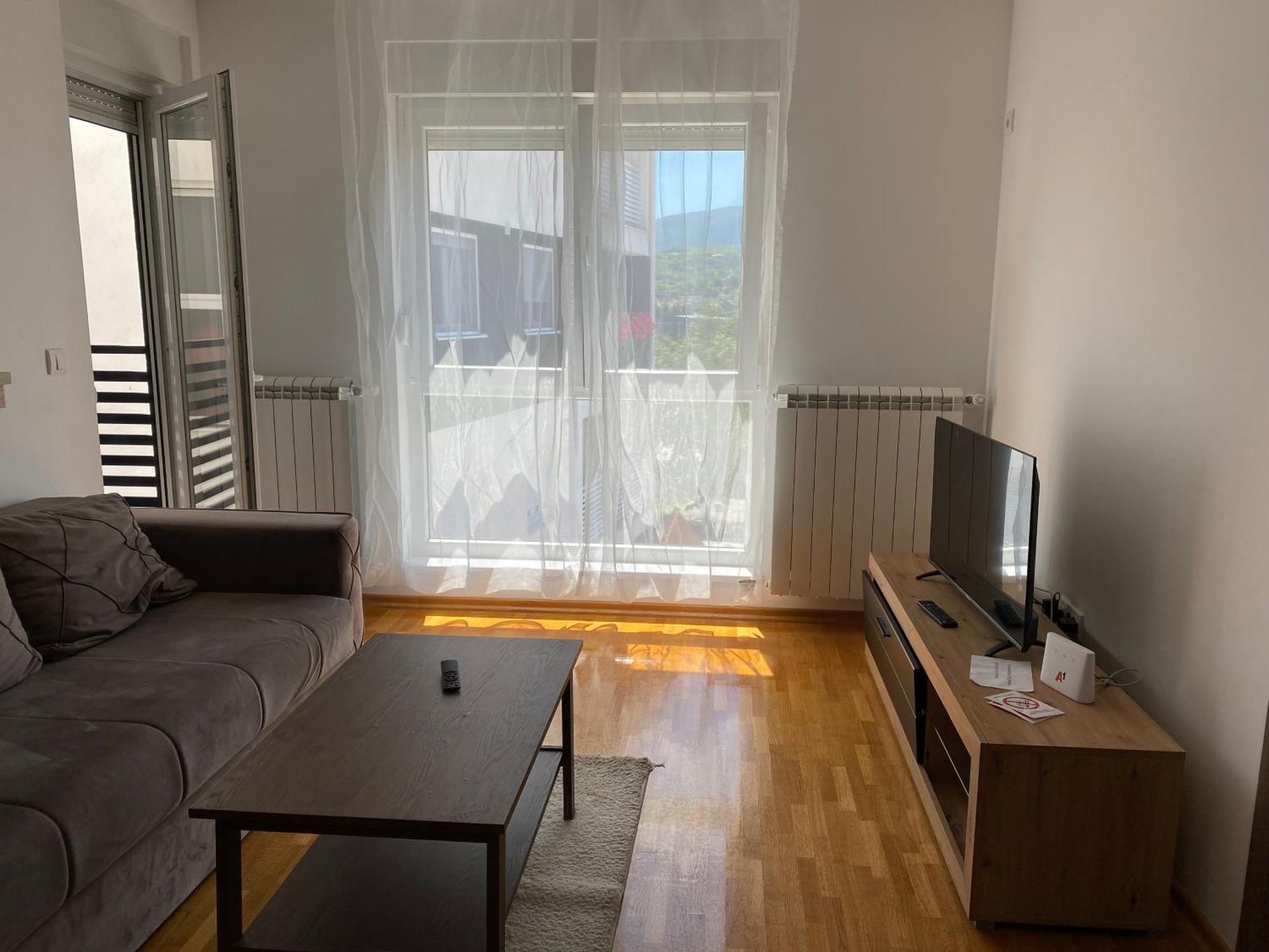 Cool Apartments With Free Parking Čačak Екстериор снимка